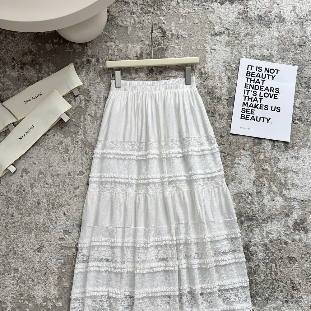 Elegant White Lace Skirt - image 1